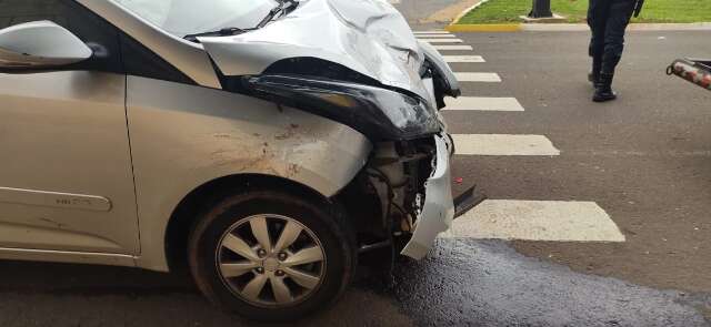 Motorista colide carro na traseira de outro e foge a p&eacute; na Afonso Pena