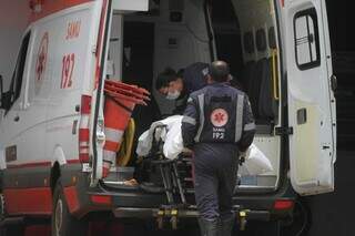 Homem foi transferido do posto para o hospital. (Foto: Marcos Maluf)