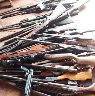 Durante cumprimento de mandado de busca, pol&iacute;cia apreende 31 armas