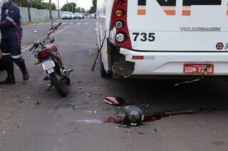 Marcas de sangue e veículos envolvidos no acidente nesta tarde (17). (Foto: Kisie Ainoã)