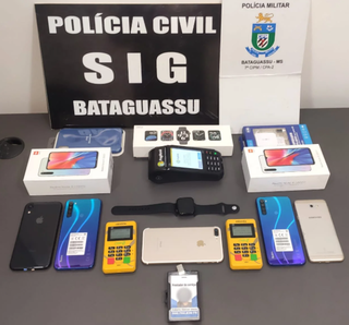 Maquininhas de cartão, celulares, crachá e relógio foram apreendidos. (Foto: Divulgação/Polícia Civil)