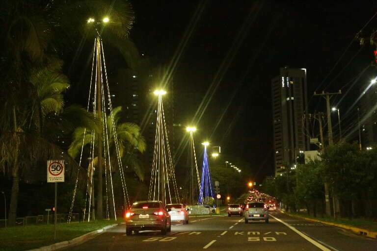 Iluminação especial de Natal na Avenida Afonso Pena, em Campo Grande. (Foto: Kísie Ainoã)