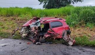 Carro ficou totalmente destruído com colisão. (Foto: JP News)