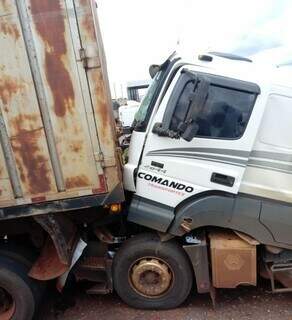 Caminhão carregado de madeira atingiu o outro veículo na BR-262. (Foto: Rádio Caçula)