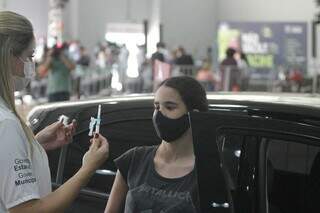 Profissional de saúde mostra seringa com dose da vacina. (Foto: Marcos Maluf)