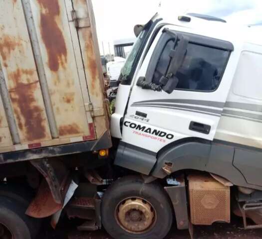 Engavetamento entre dois caminh&otilde;es deixa tr&acirc;nsito lento na BR-262