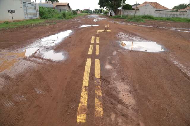 Moradores reclamam de asfalto mal feito e terra pintada no Nova Campo Grande