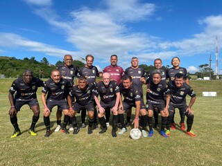 Reforçado pelo ex-jogador Paulo Isidoro (agachado à esquerda), o time do Rádio Clube/APF perdeu de 3 a 2 na semifinal desta sexta-feira (Foto: Divulgação)