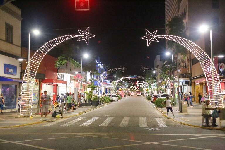 Estruturas de iluminação na Rua 14 de Julho. (Foto: Paulo Francis)