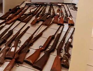 Durante cumprimento de mandado de busca, pol&iacute;cia apreende 31 armas