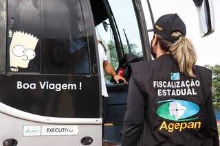 Fiscal da Agems, antiga Agepan, entrevistando motorista de ônibus. (Foto: Henrique Kawaminami)