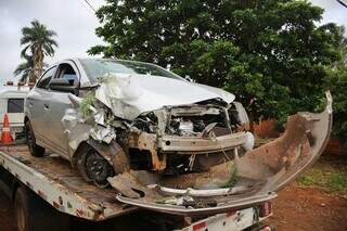 Veículo Prisma ficou destruído com batida. (Foto: Paulo Francis)