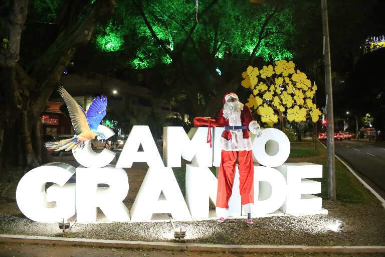 Decoração colocada entre a Rua 14 de Julho e a Avenida Afonso Pena. (Foto: Paulo Francis)