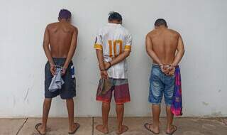 Trio suspeito de ter assassinado a travesti. (Foto: Diário Corumbaense) 