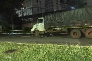 Moto e corpo de Gabriel ficaram embaixo de caminhão após atropelamento. (Foto: Bruna Marques)