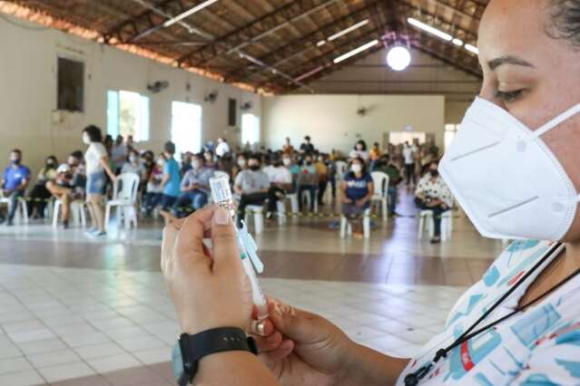  Vacina&ccedil;&atilde;o contra covid &eacute; realizada em 10 lugares hoje, durante todo o dia 