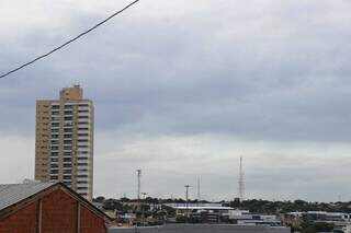 Dia começou nublado em Campo Grande, mas sol logo apareceu. (Foto: Henrique Kawaminami)