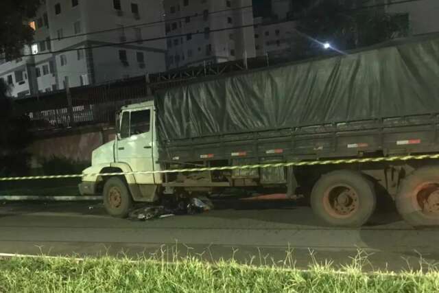 Sem freio, caminh&atilde;o desce avenida e mata motoentregador de 23 anos