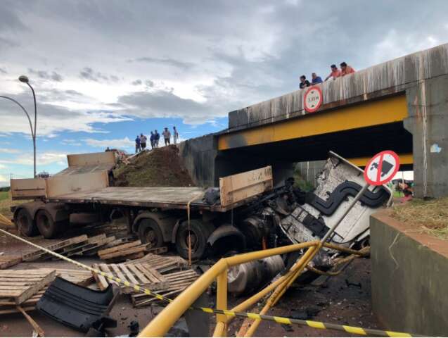 Caminh&atilde;o despenca de viaduto e pega fogo na BR 267