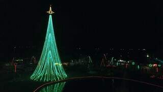 Árvore de Natal da decoração de Terenos tem 24 metros. (Foto: Jairton Bezerra da Costa)