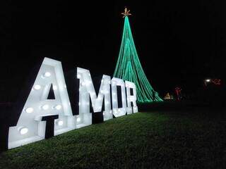 Letreiro com a palavra amor é parte da decoração de Natal. (Foto: Jairton Bezerra da Costa)