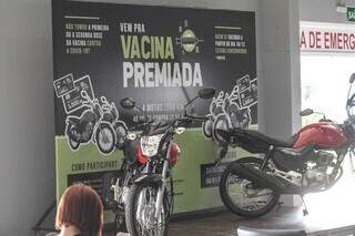 Motocicletas que serão sorteadas para pessoas que se imunizarem na Capital. (Foto: Marcos Maluf)