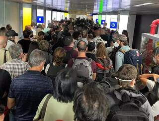 Aglomeração de passageiros em Guarulhos após cancelamentos de voos (Foto: Reprodução/Twitter)