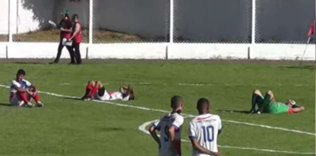 Jogadores culpam almo&ccedil;o, &quot;desabam&quot; em campo e partida &eacute; encerrada  