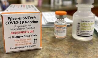 Caixa e doses de vacina contra covid-19 da farmacêutica Pfizer. (Eric Seals/Reuters)