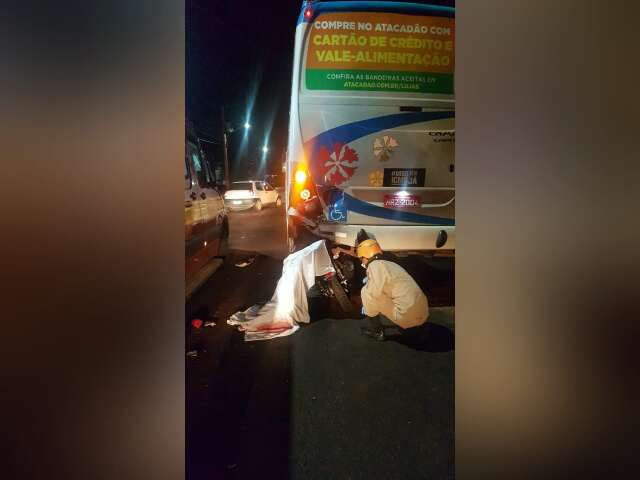 Motociclista em fuga morre ao bater na traseira de um &ocirc;nibus parado 