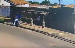 De moto, assaltante chega por trás e aborda vítima no Santa Emília (Foto: Reprodução) 