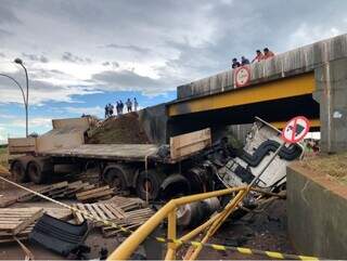 Parte da estrutura do viaduto foi destruída com queda do caminhão que pegou fogo. (Foto: Hosana de Lourdes/Tudo do MS)