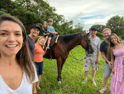 Michel Teló leva esposa e filhos para curtirem férias na fazenda 
