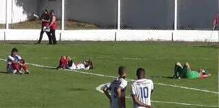 Jogadores caídos no estádio durante a partida de hoje. (Foto: Arquibancada MS)