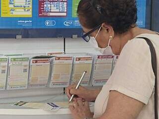 Servidora pública aposentada vai deixar para apostar no sorteio de R$ 350 milhões apenas na última semana (Foto: Cleber Gellio)