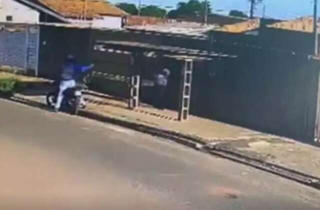 C&acirc;meras de seguran&ccedil;a flagram assaltos &agrave; luz do dia no Santa Em&iacute;lia