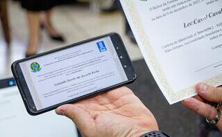 Modelo de certificado pode ser acessado pelo celular. (Foto: Leandro Benites) 