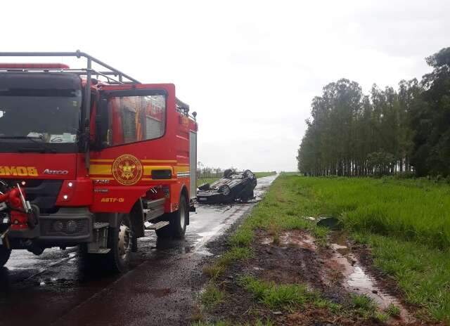 Mulher morre e duas crian&ccedil;as ficam feridas em capotagem de ve&iacute;culo 