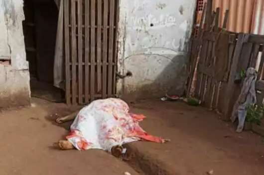Homem &eacute; assassinado a tiros e encontrado em barraco de &quot;favelinha&quot; 