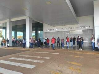 Participantes reunidos em fila para fazer a prova na UCDB, em Campo Grande. (Foto: Direto das Ruas)