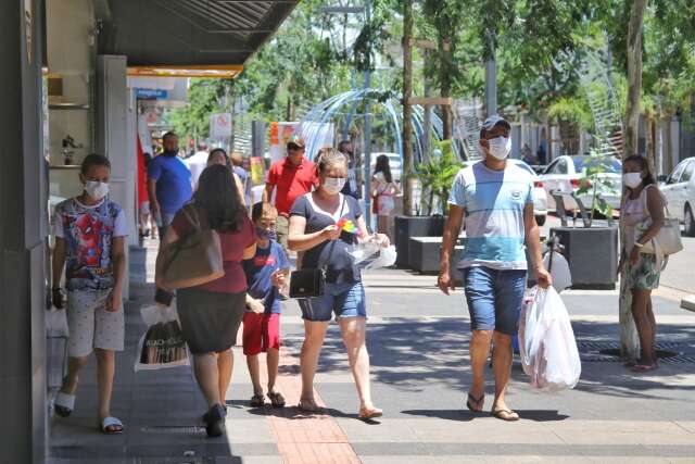 No fim de semana &quot;pr&eacute;-Natal&quot;, com&eacute;rcio vive domingo com cara de dia &uacute;til