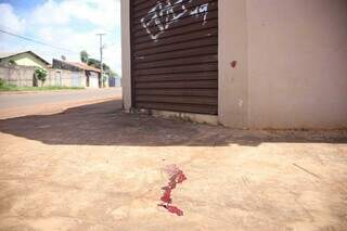 Vizinhos testemunham esfaqueamento de mulher e espancam agressor