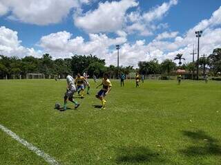 Jogadores disputando partida de futebol amador neste domingo. (Foto: Flávio Veras)