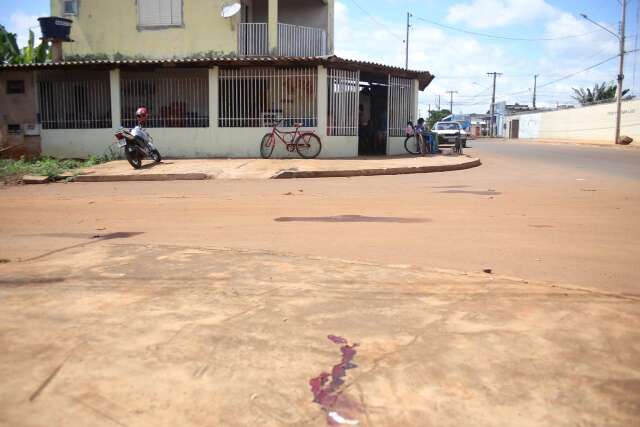 Vizinhos testemunham esfaqueamento de mulher e espancam agressor