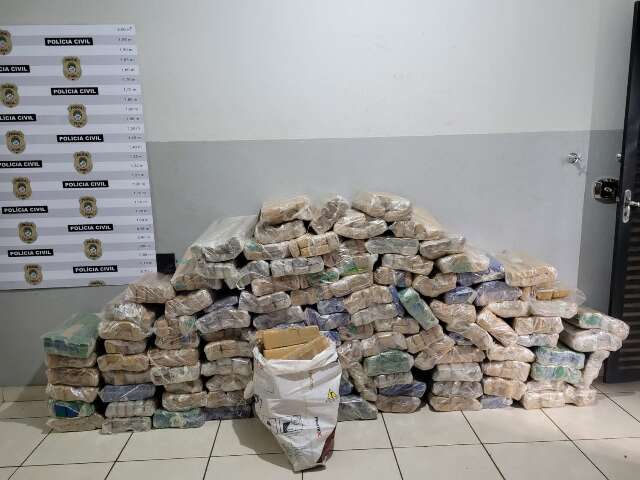 Pol&iacute;cia &ldquo;estoura&rdquo; boca de fumo e apreende mais de meia tonelada de maconha