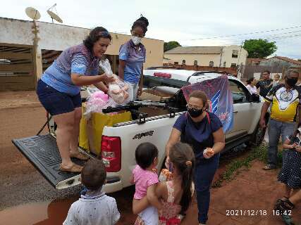 Famílias recebem alimentos e brinquedos arrecadados no "Bike Solidária"