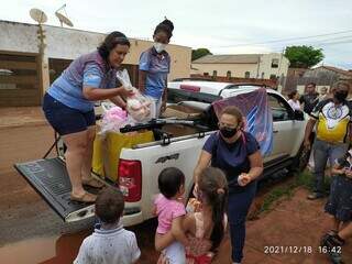 Famílias receberam doações do grupo (Foto/Divulgação)