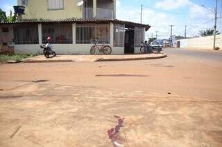 Vizinhos testemunham esfaqueamento de mulher e espancam agressor