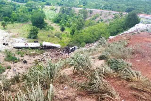 Motorista sobrevive ap&oacute;s carreta com etanol despencar da Serra de Maracaju 