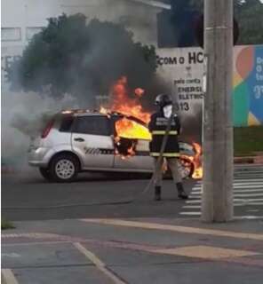 Carro que saiu de oficina é destruído em incêndio na avenida Ernesto Geisel